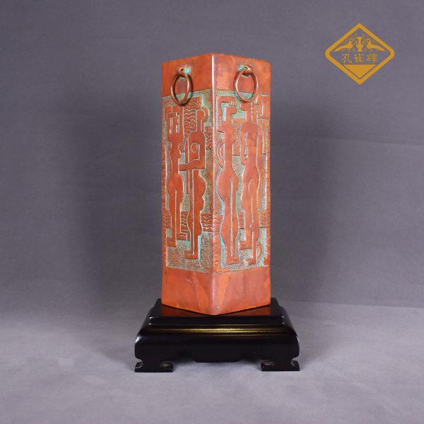 装饰人纹方口瓶